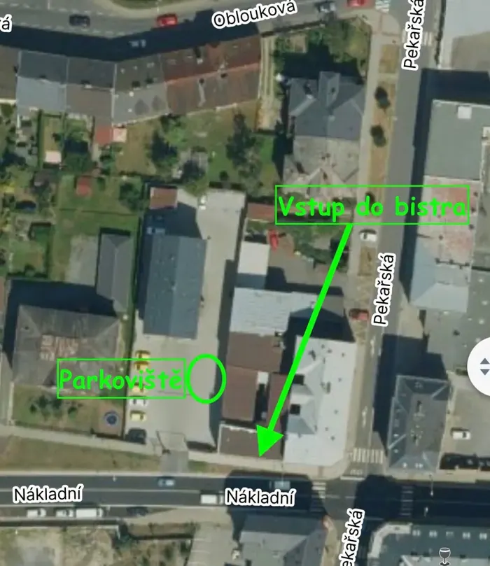 Mapa s vyznačeným vstupem do bistra Opálené kuře a parkovištěm